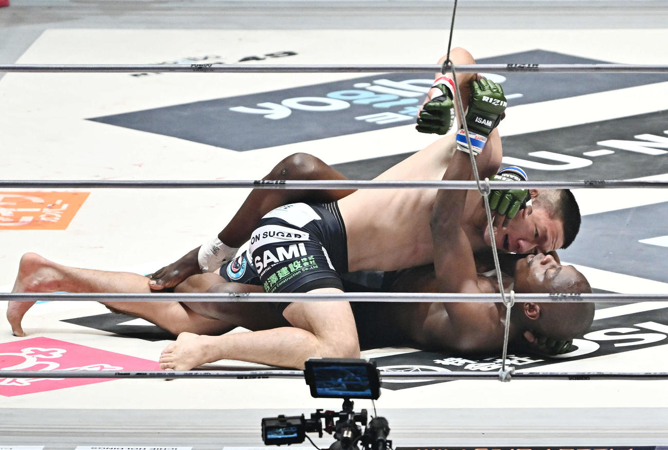 堀口恭司（上）はエンカジムーロ・ズールーにパンチを打ち込む（撮影・滝沢徹郎）