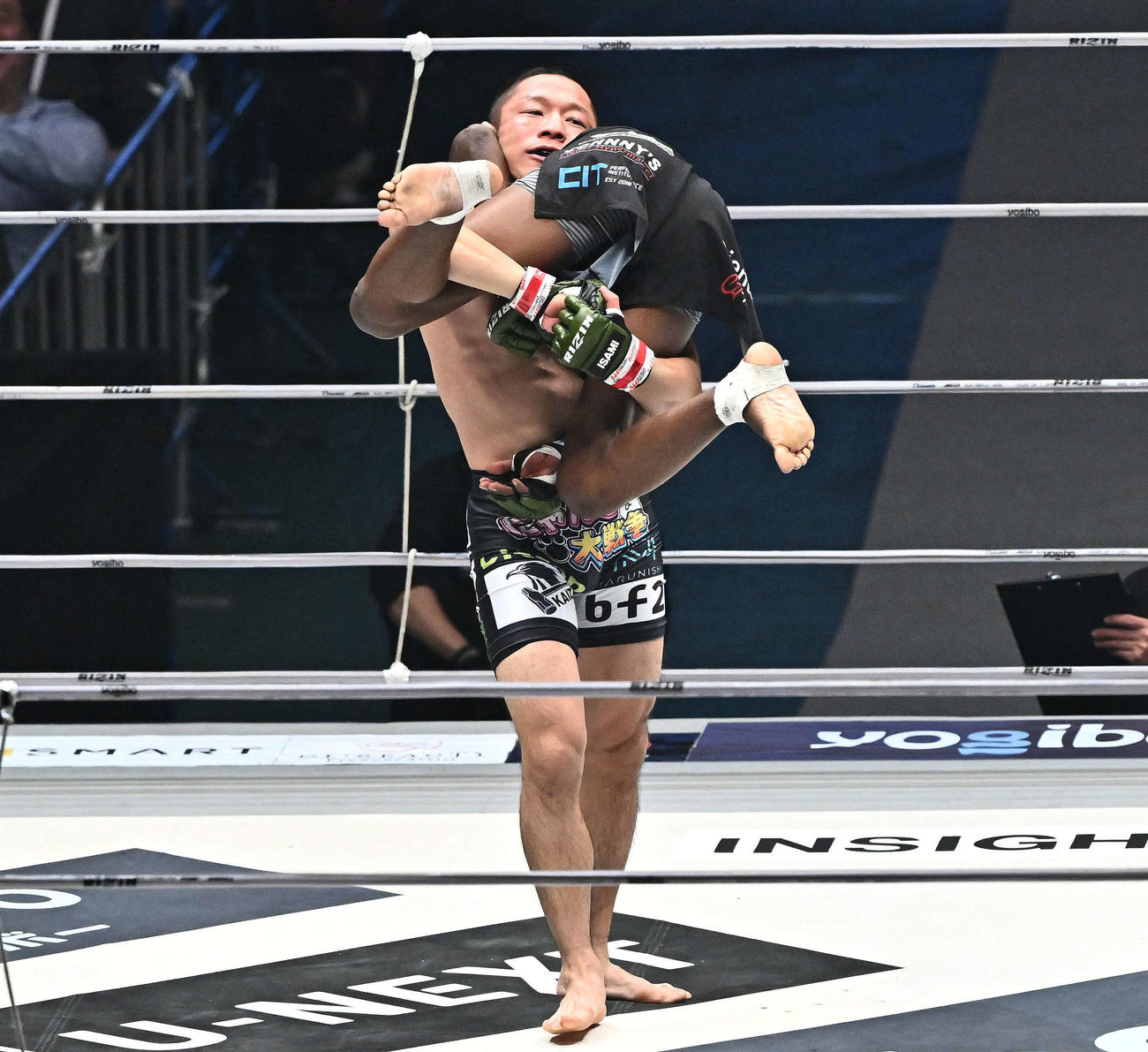 堀口恭司（下）はエンカジムーロ・ズールーを担ぎマットにたたき付ける（撮影・滝沢徹郎）