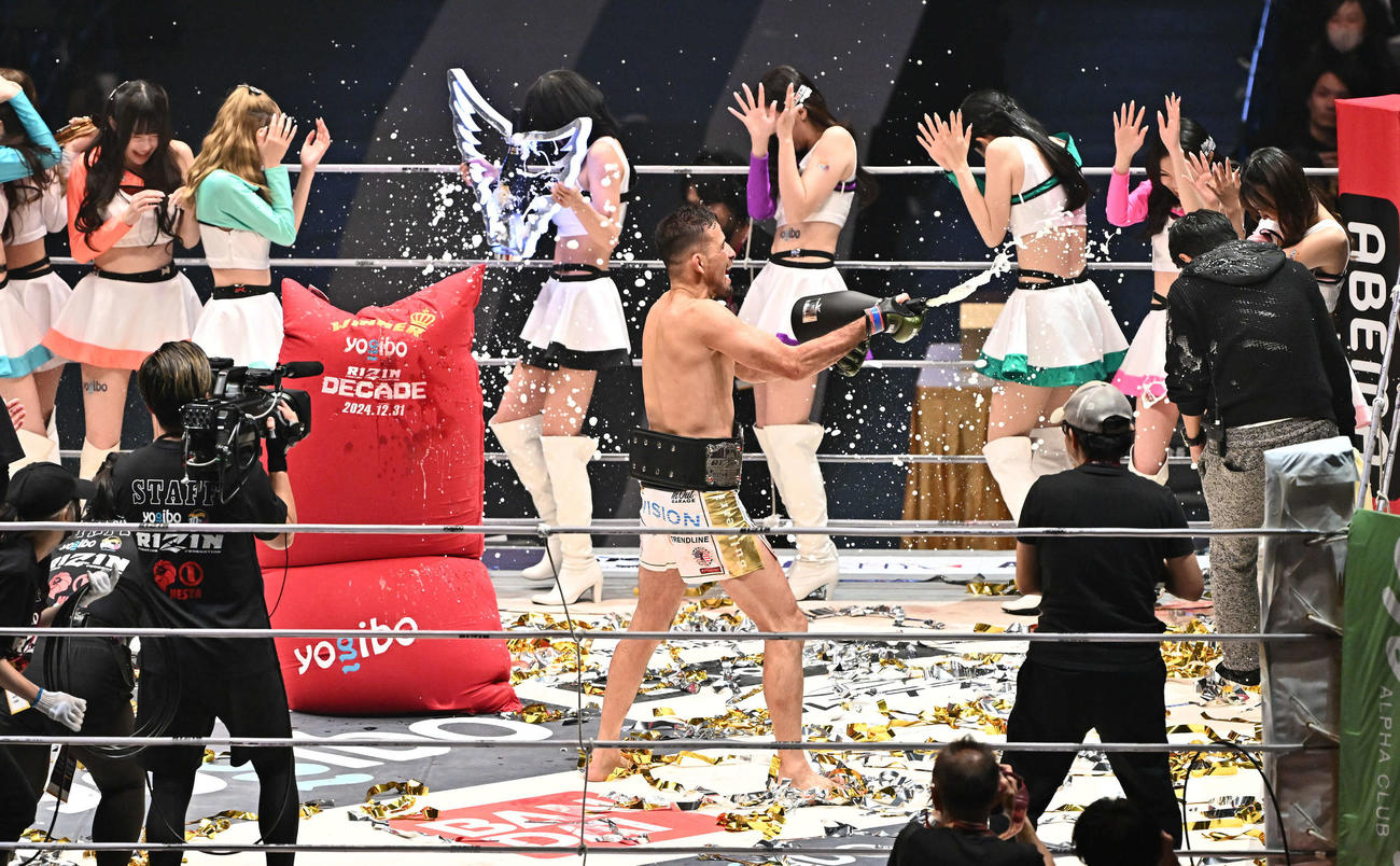 新チャンピオンとなったクレベル・コイケはシャンパンファイトで祝う（撮影・滝沢徹郎）