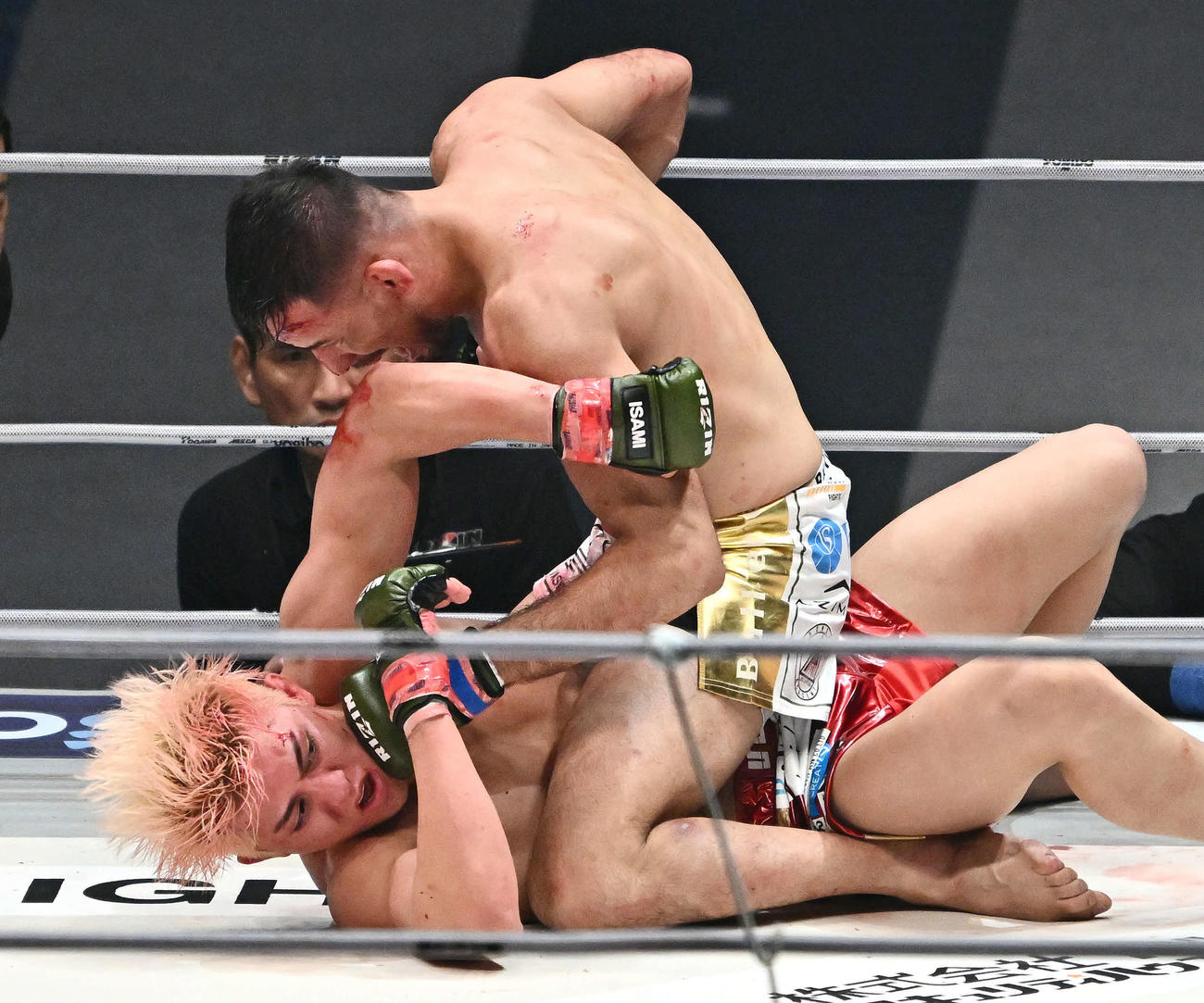 クレベル・コイケ（上）は鈴木千裕にパンチを打ち込む撮影・滝沢徹郎）