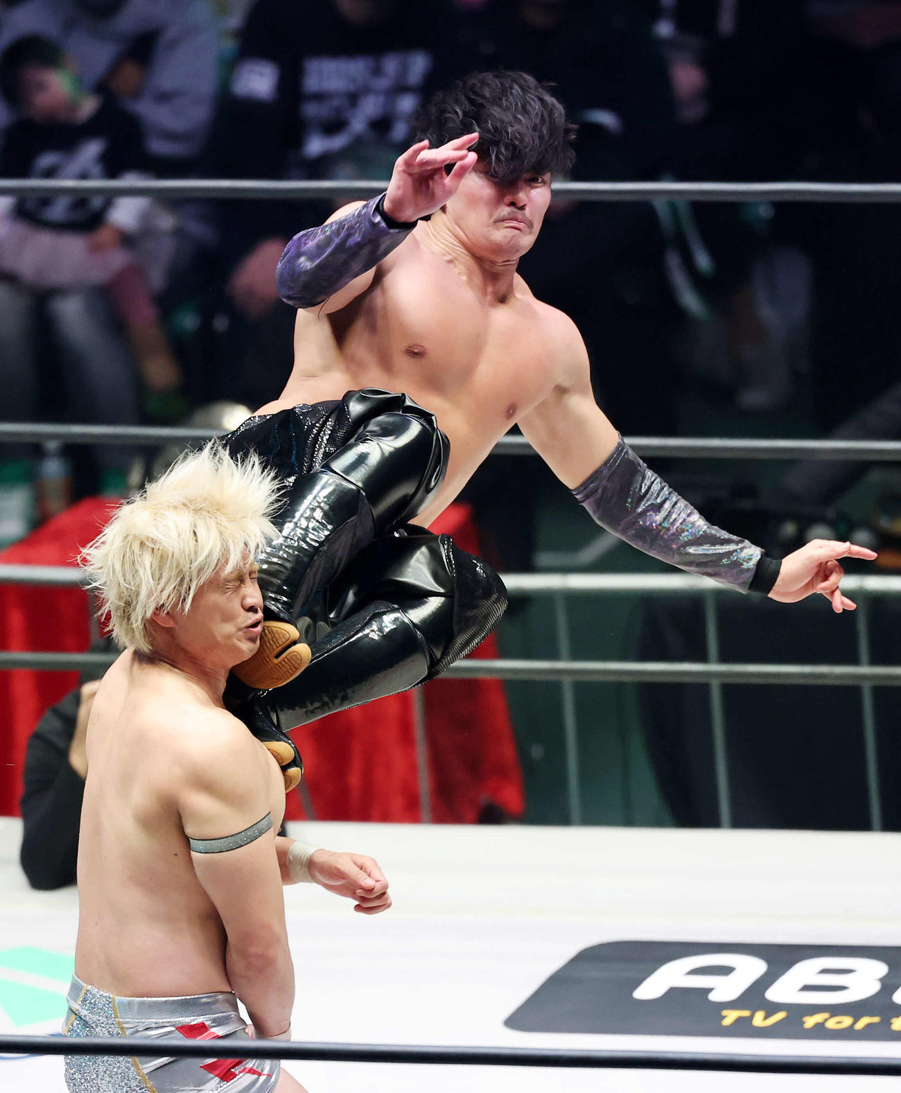 清宮海斗（左）にドロップキックを決めるOZAWA（撮影・鈴木正人）
