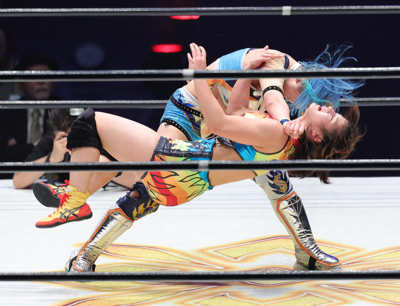 デビュー戦でMIRAI（上）に敗れた山岡聖怜（撮影・野上伸悟）