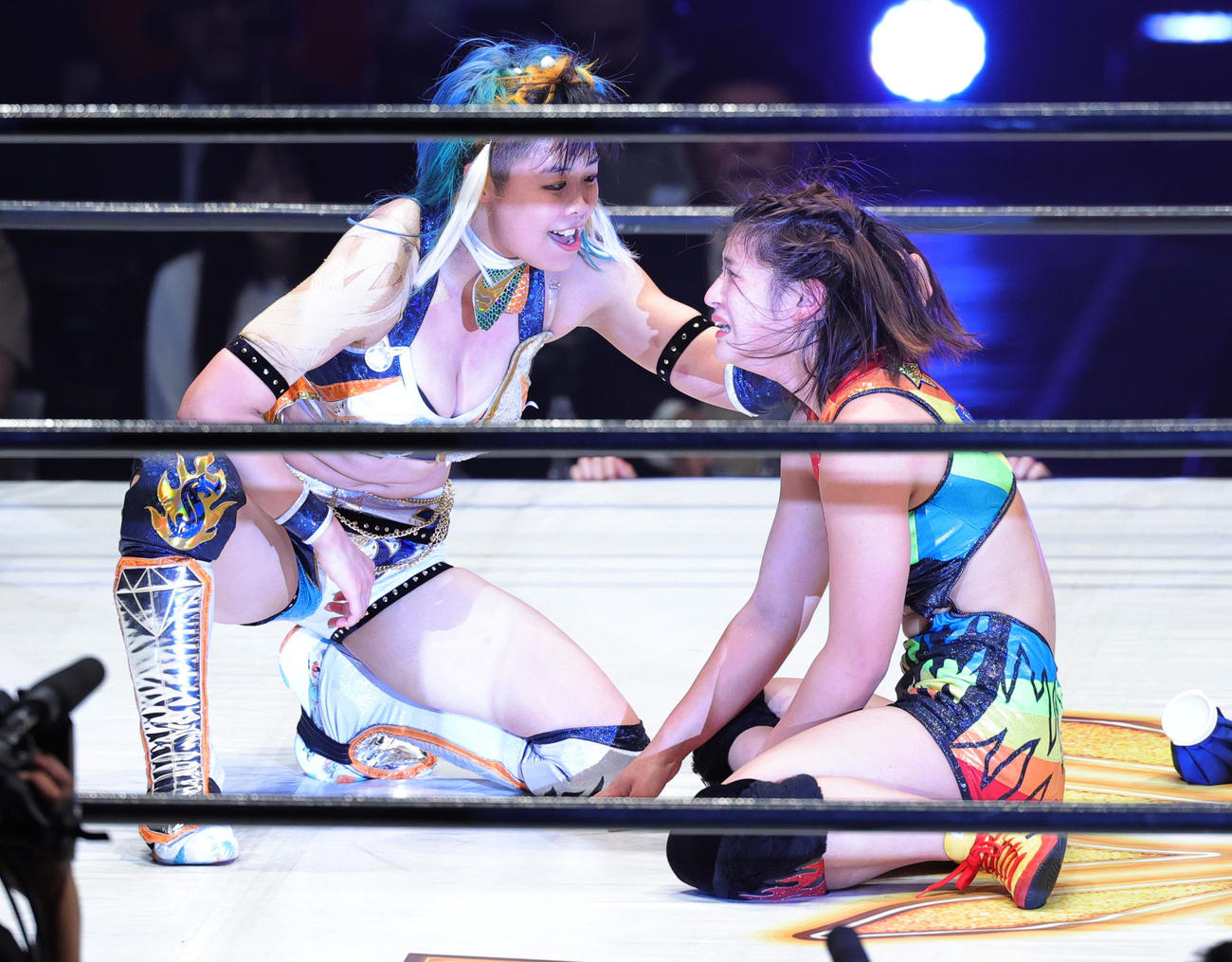 デビュー戦でMIRAI（左）に敗れた山岡聖怜（撮影・野上伸悟）