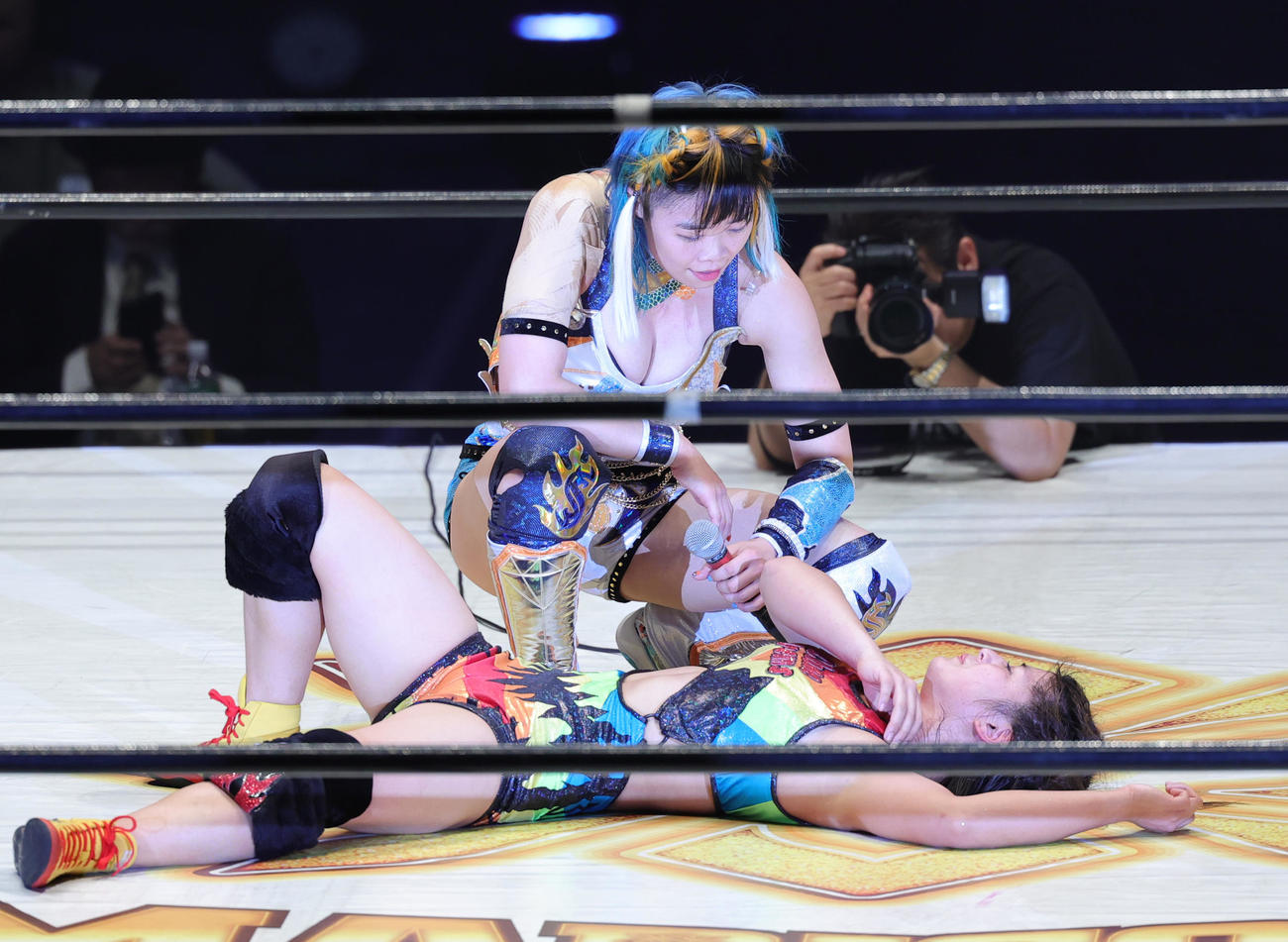 デビュー戦でMIRAI（左）に敗れた山岡聖怜（撮影・野上伸悟）