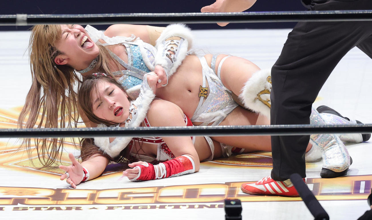 ユナイテッド・ナショナル選手権試合で、青野未来（下）からギブアップを奪い勝利し王座を奪った桜井麻衣（撮影・野上伸悟）