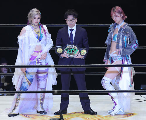GHC女子選手権試合を行った天麗皇希（左）と後藤智香（撮影・野上伸悟）