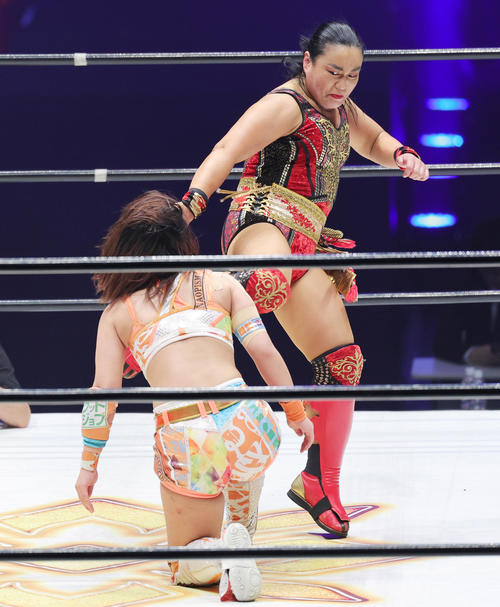 パッション・カウントダウン　マリーゴールド対仙台ガールズで石川奈青を攻める里村明衣子（撮影・野上伸悟）