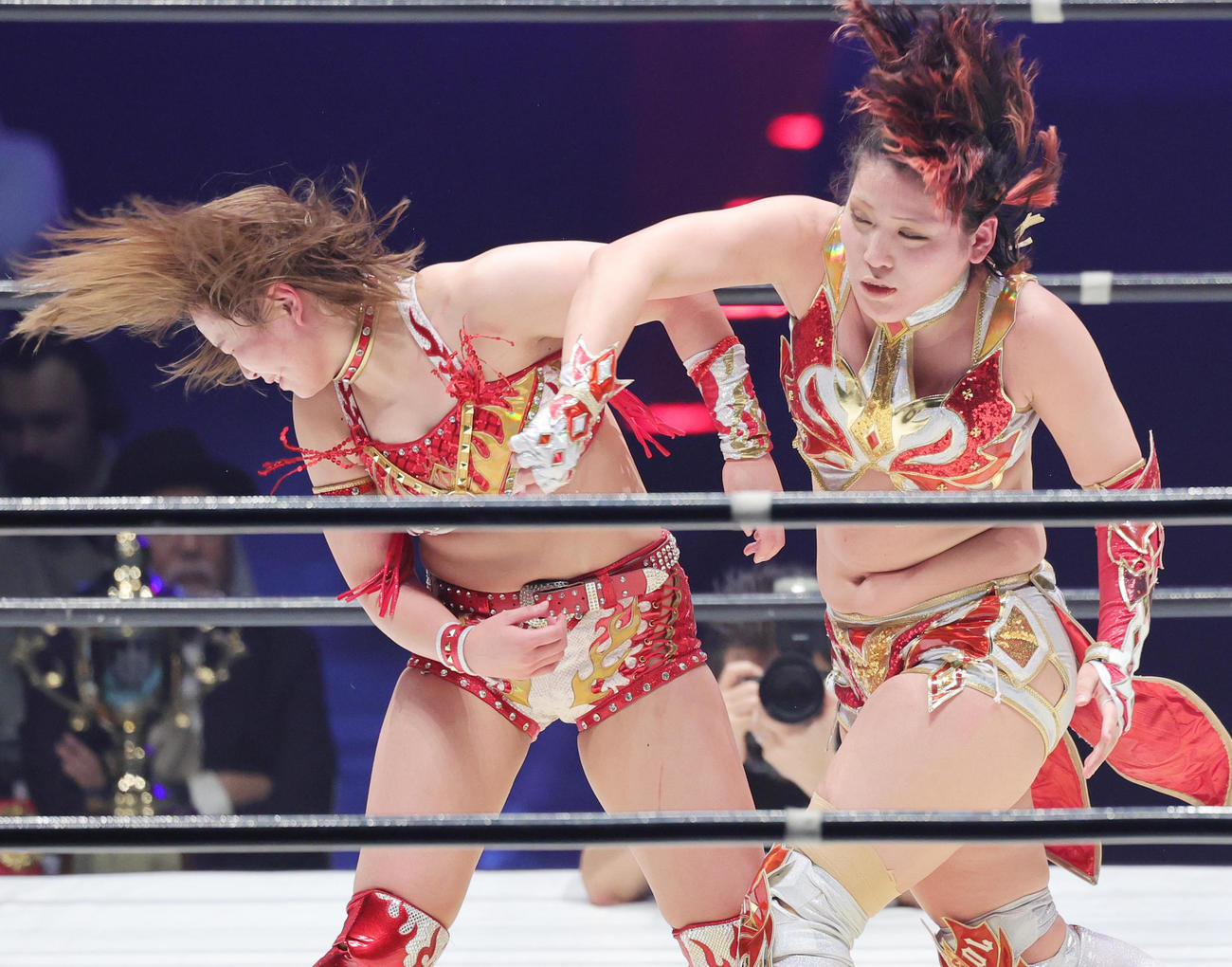 マリーゴールド・ワールド選手権試合、Sareee（左）を攻める林下詩美（撮影・野上伸悟）