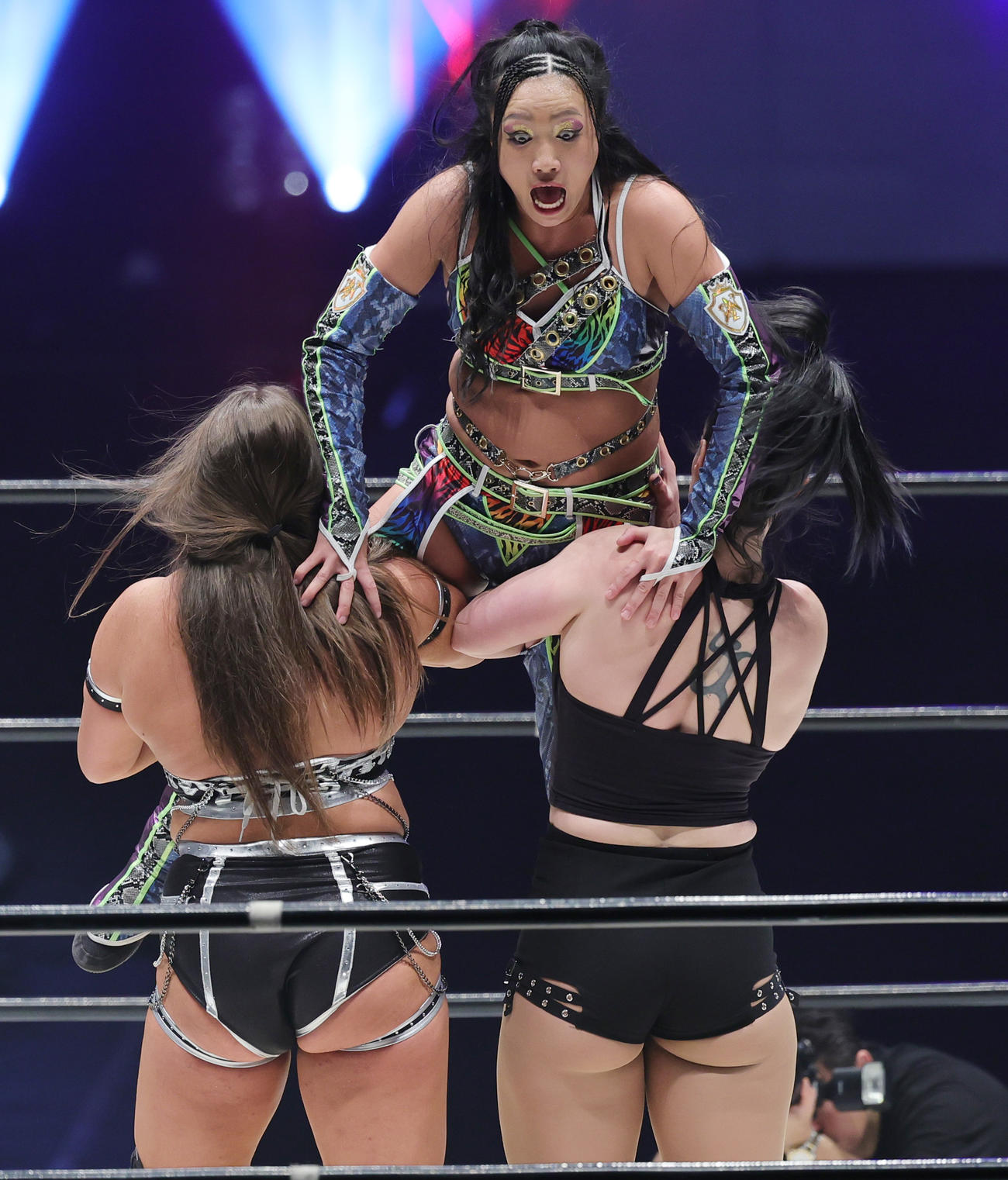 マリーゴールド・ツインスター選手権試合　ボジラ（手前左）、タンク（同右）と戦う野崎渚（撮影・野上伸悟）