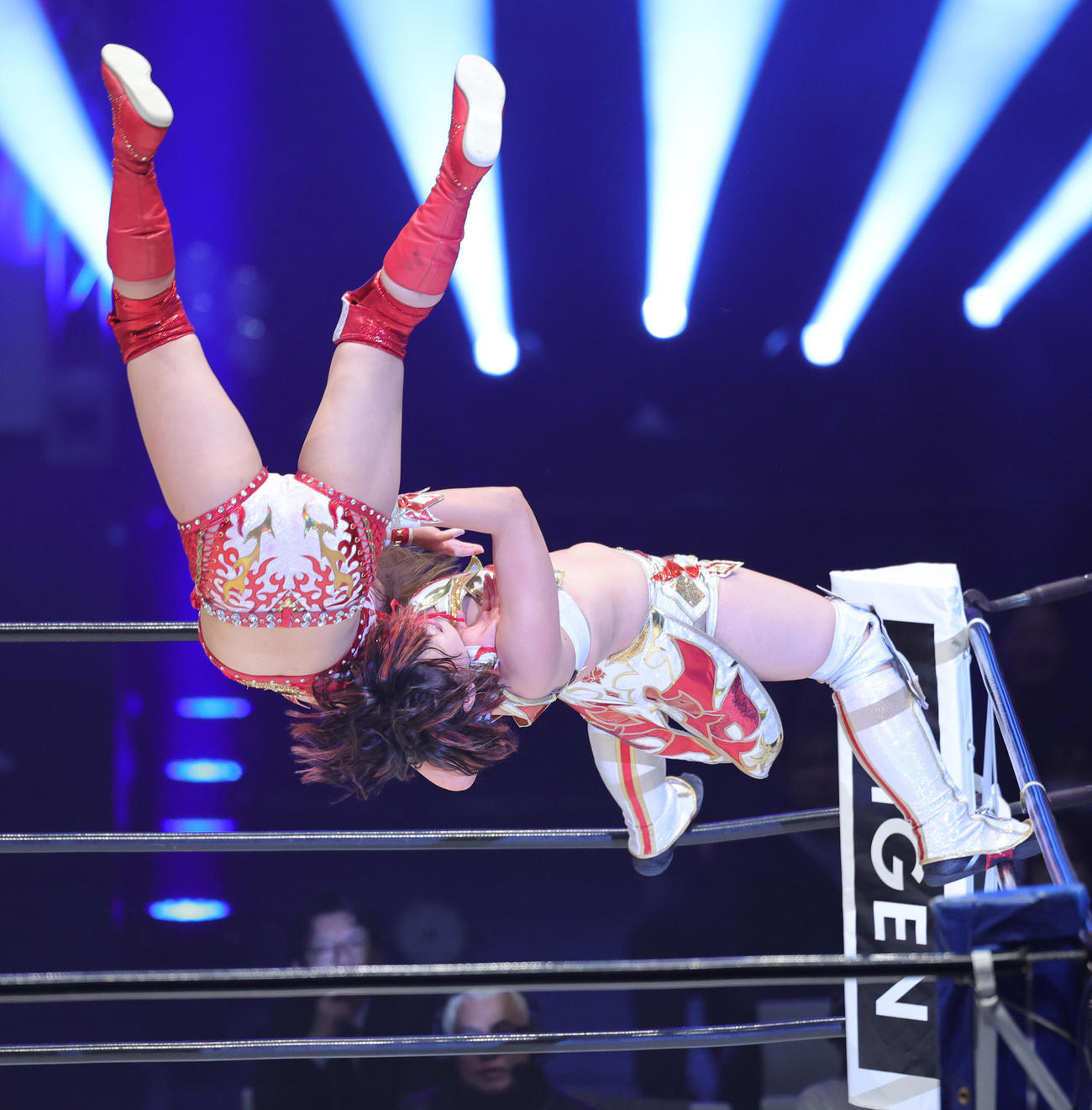 マリーゴールド・ワールド選手権試合、雪崩式ブレーンバスターでSareee（左）を攻める林下詩美（撮影・野上伸悟）