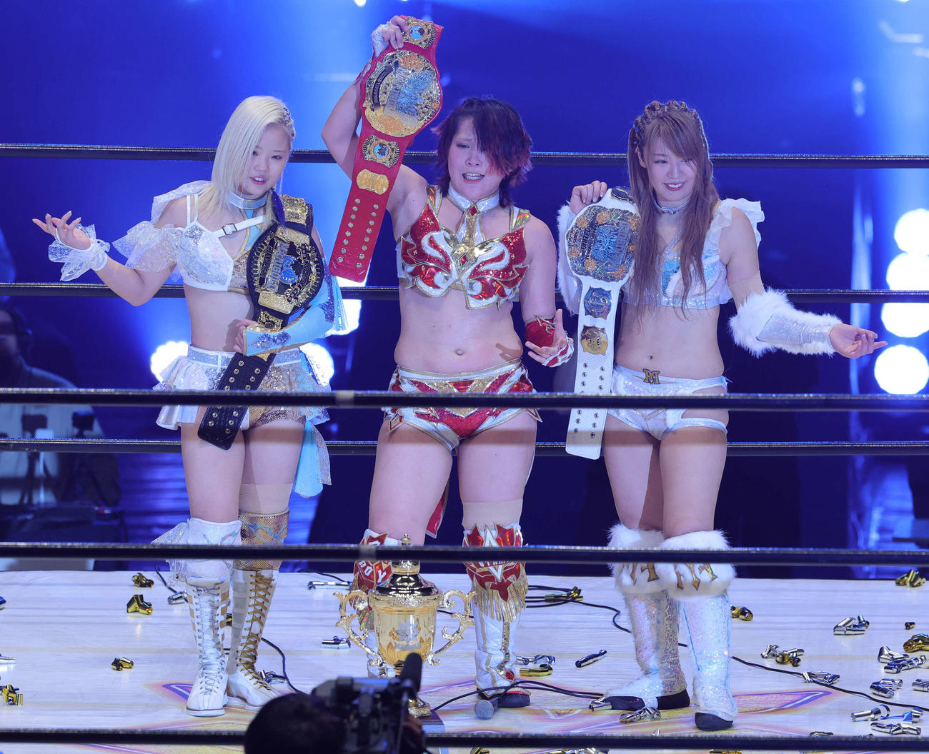 新王者の、左からビクトリア弓月、林下詩美、桜井麻衣＝（撮影・野上伸悟）