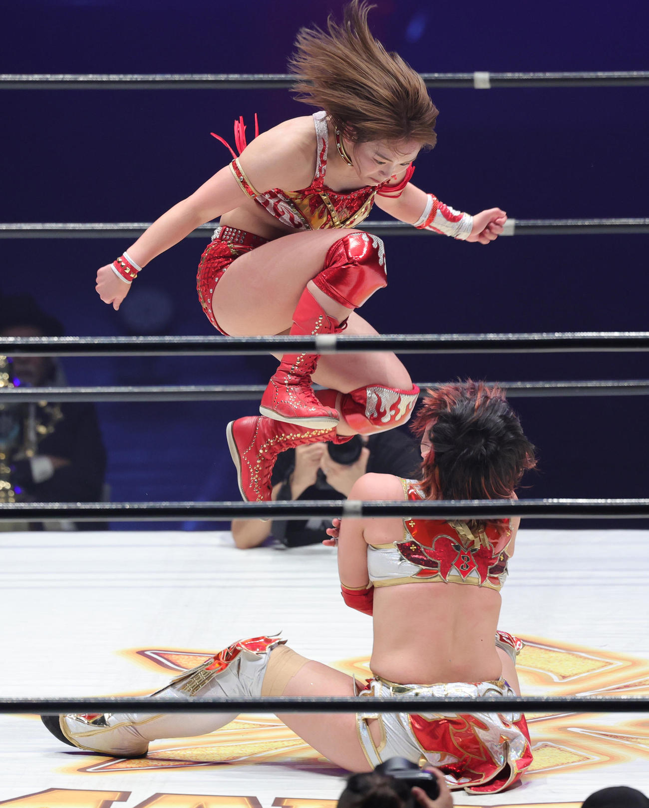 マリーゴールド・ワールド選手権試合で、林下詩美（下）を攻めるSareee（撮影・野上伸悟）