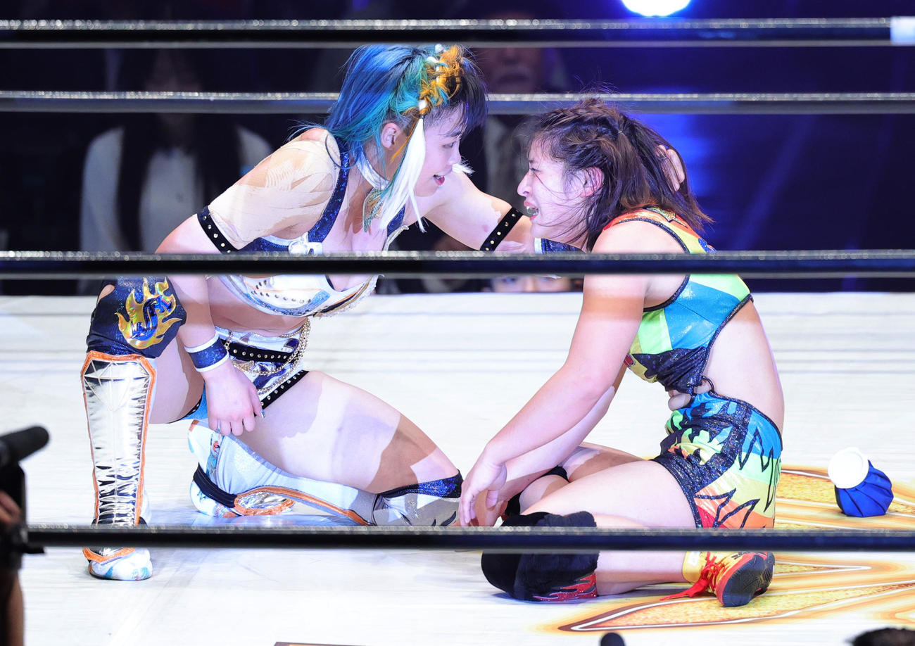 デビュー戦でMIRAI（左）に敗れた山岡聖怜（撮影・野上伸悟）