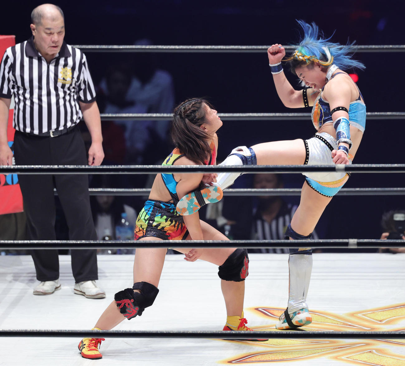 デビュー戦でMIRAI（右）と対戦する山岡聖怜（撮影・野上伸悟）