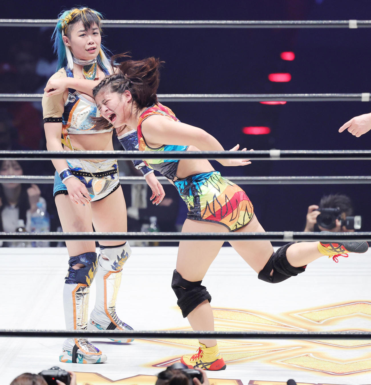 デビュー戦でMIRAI（左）と対戦する山岡聖怜（撮影・野上伸悟）