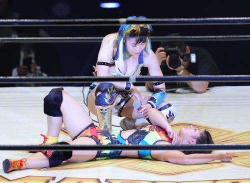 デビュー戦でMIRAI（左）に敗れた山岡聖怜（撮影・野上伸悟）