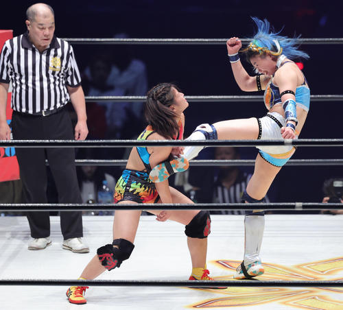 デビュー戦でMIRAI（右）と対戦する山岡聖怜（撮影・野上伸悟）