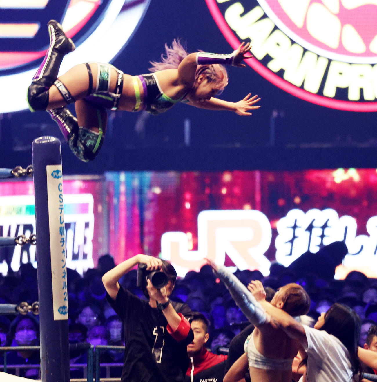 場外の岩谷（下）にプランチャーを浴びせるAMN（撮影・中島郁夫）