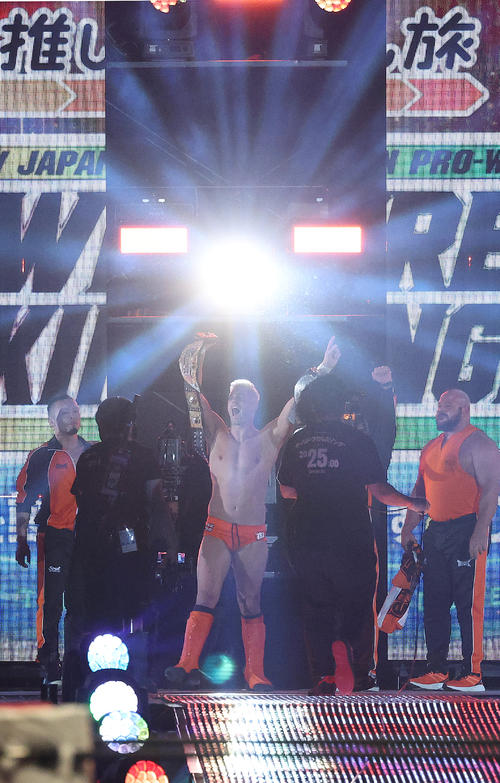IWGP世界ヘビー級タイトル防衛に成功したザック・セイバーJr.(撮影・中島郁夫)