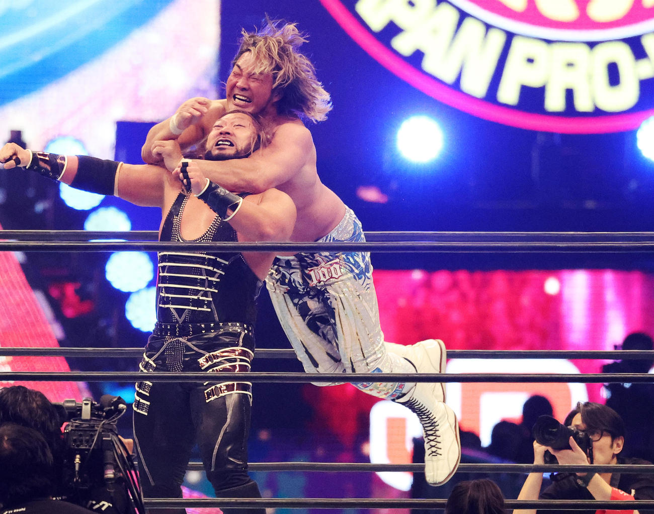 EVIL（左）にネックブレーカーを仕掛ける棚橋（撮影・中島郁夫）