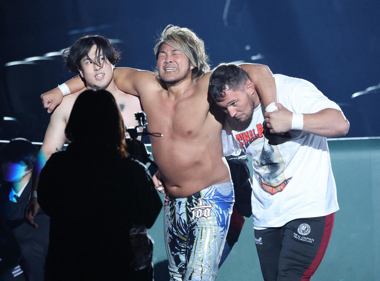 肩を担がれ退場する棚橋（撮影・中島郁夫）