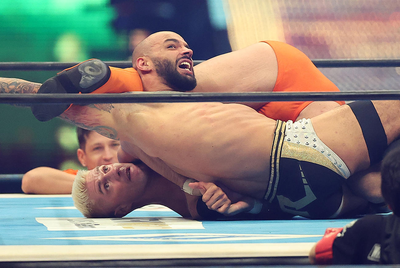 リコシェ（手前）を得意の関節技で攻めるザック・セイバーJr．（撮影・中島郁夫）