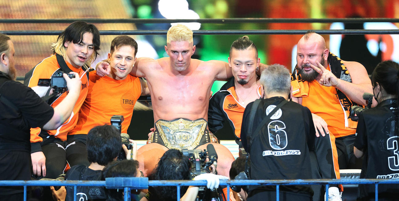IWGP世界ヘビー級選手権タイトル防衛に成功し記念撮影するザック・セイバーJr．（中央）（撮影・中島郁夫）