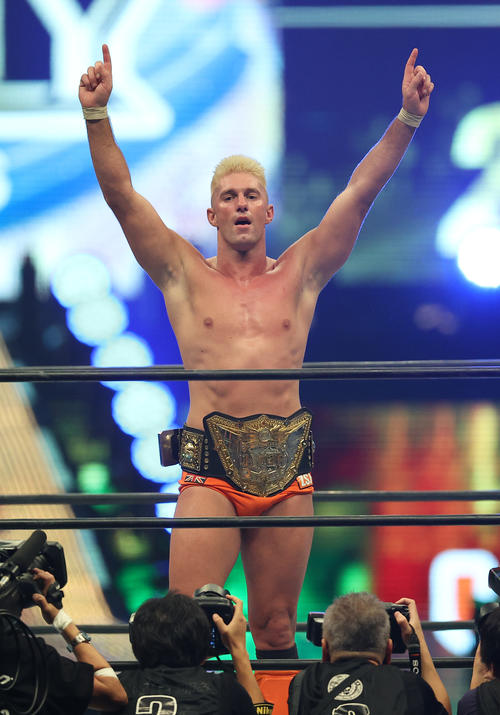 IWGP世界ヘビー級選手権タイトル防衛に成功したザック・セイバーJr．（撮影・中島郁夫）