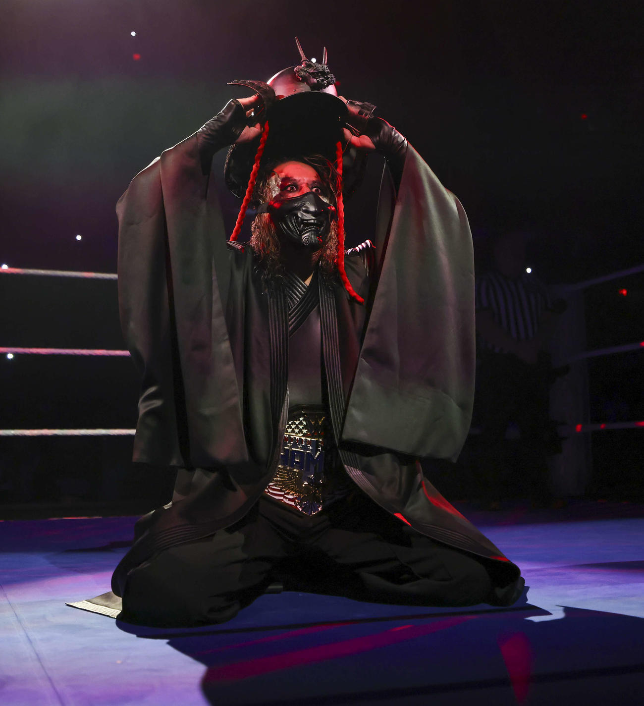 入場後、リングでかぶとを脱ぐUS王者中邑真輔（C）WWE