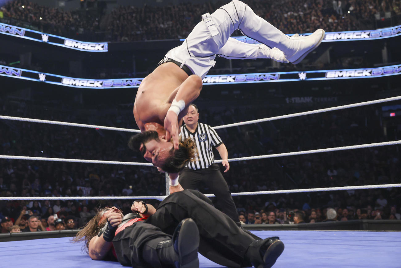 アンドラデ（上）のムーンサルトを浴びるUS王者中邑真輔（C）WWE