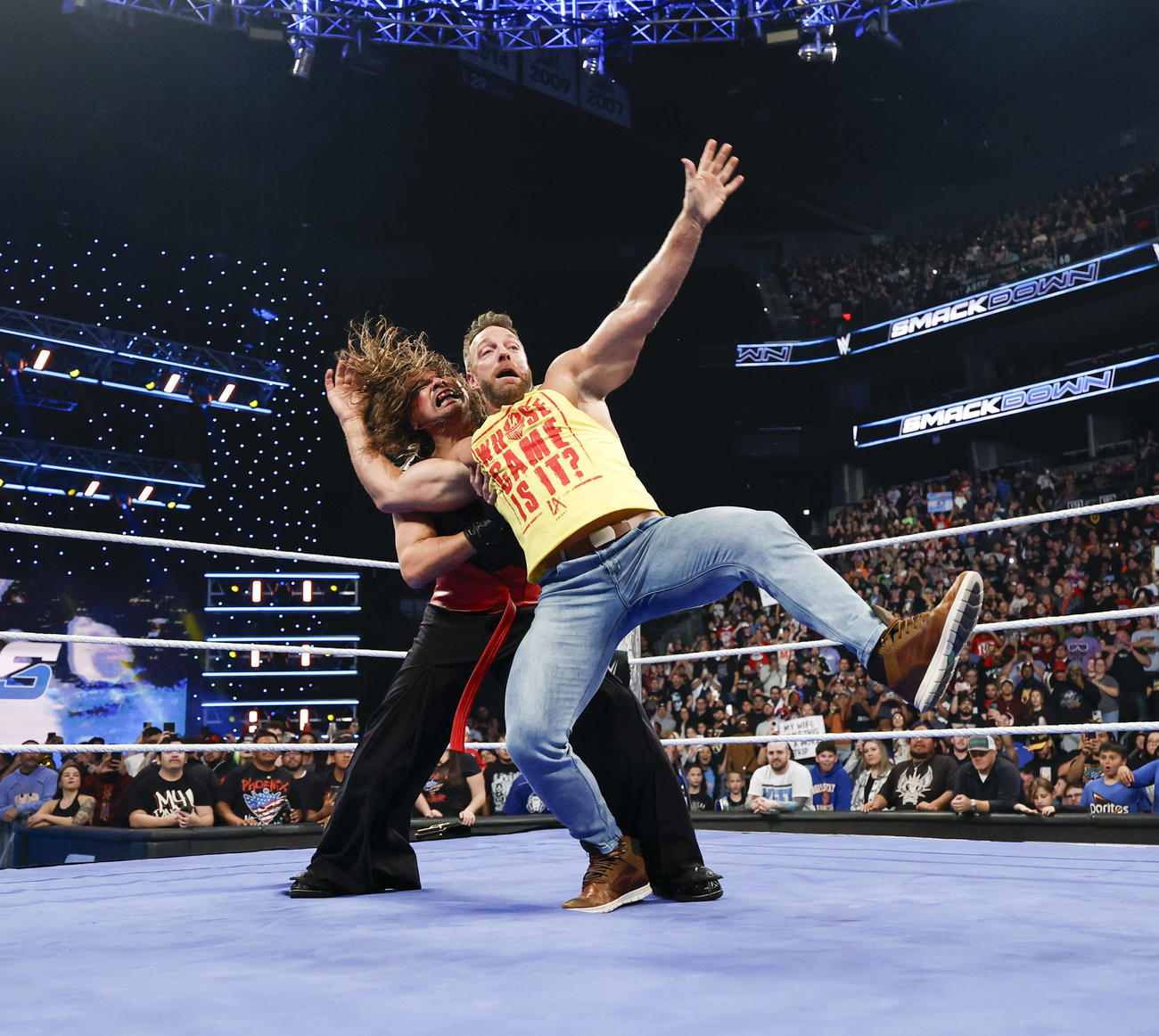 乱入したLAナイト（右）ともみ合うUS王者中邑真輔（C）WWE