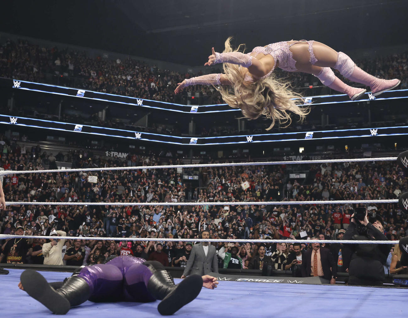WWE女子王者ナイア・ジャックス（下）にプリティエスト・ムーンサルト・エバーを狙うティファニー・ストラットン（上）（C）WWE
