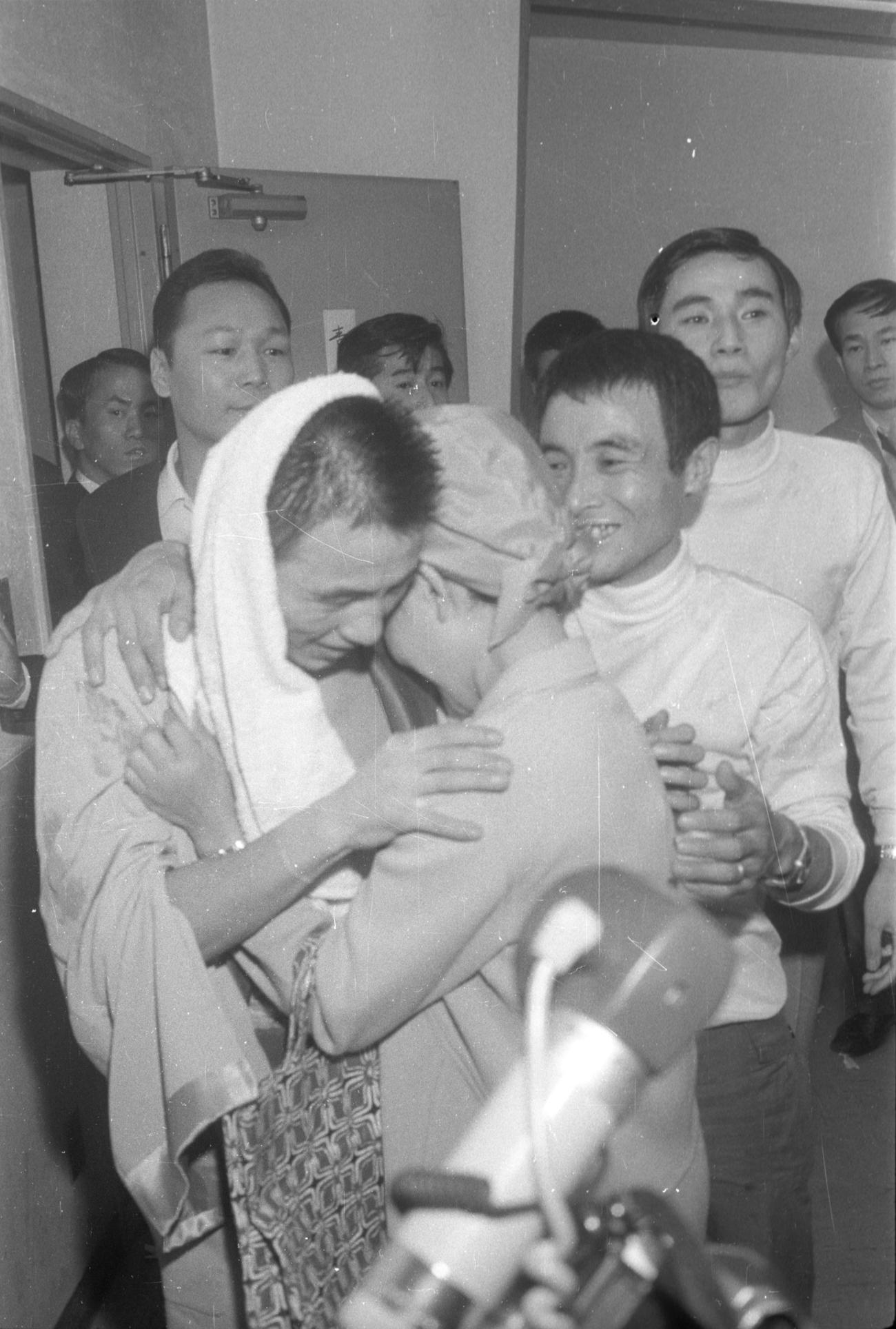 世界フライ級タイトルを奪取した大場政夫は、入門以来世話になった長野ハルさんの胸に飛び込み涙。右後ろは高田トレーナー（1970年10月撮影）