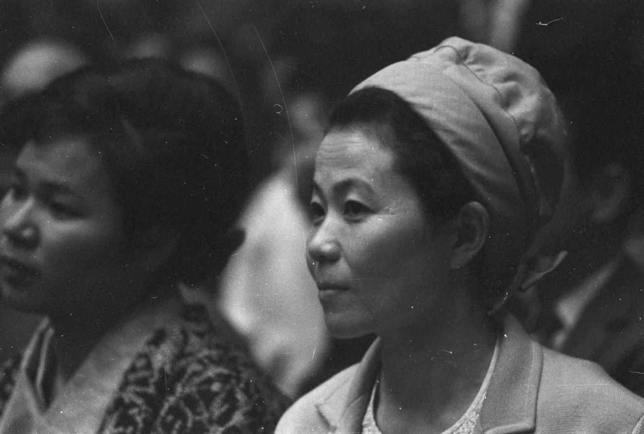 WBA世界フライ級選手権　大場政夫（13回KO）ベルクレック・チャルバンチャイ　観客席から見守る長野ハル・マネジャー（1970年10月22日撮影）