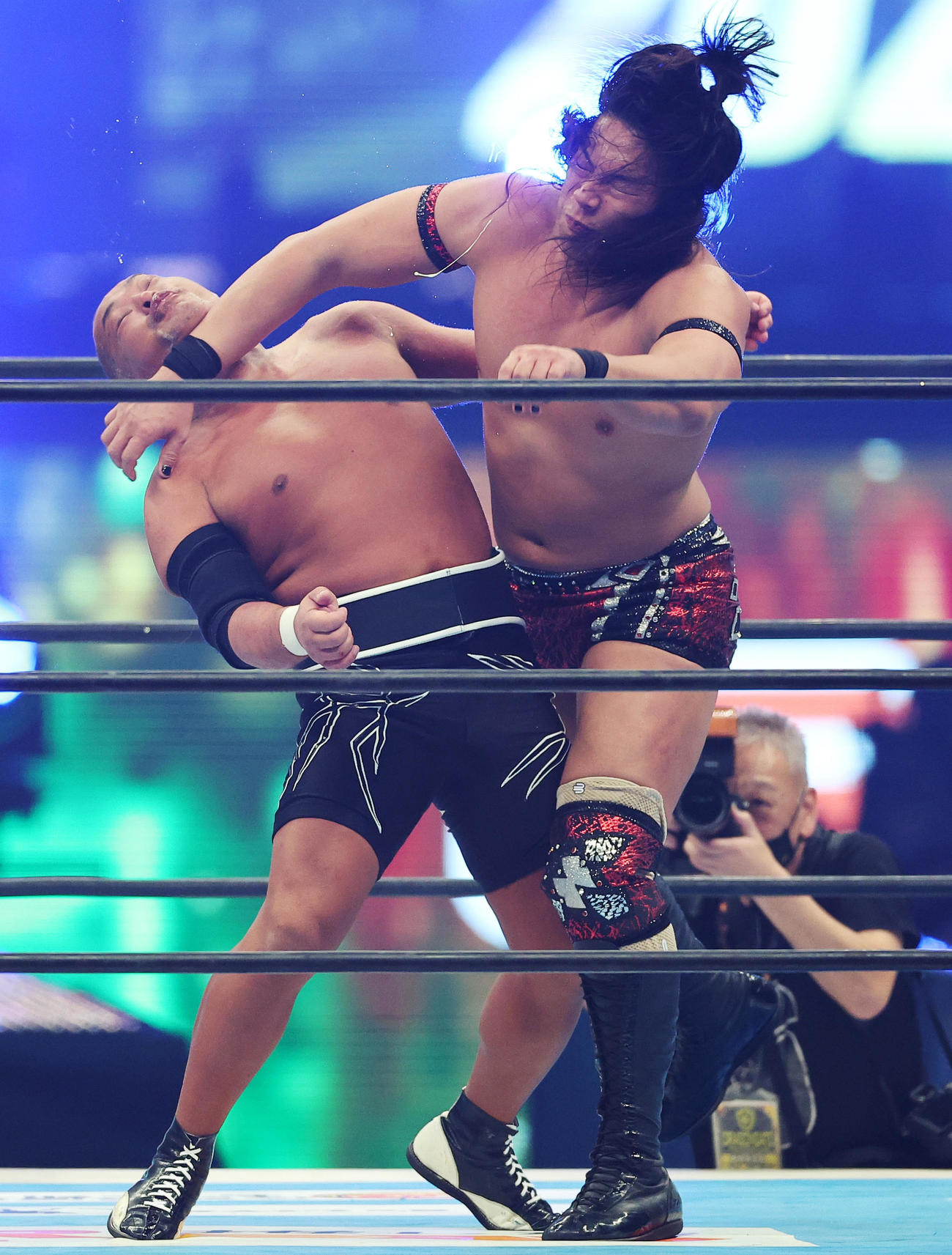 石井（左）に強烈なエルボースマッシュを浴びせるTAKESHITA（撮影・中島郁夫）