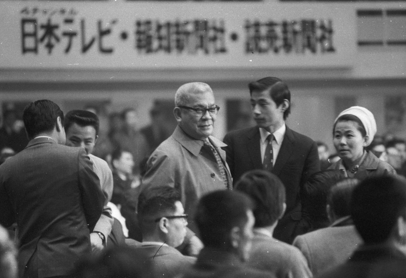 世界ジュニアライト級選手権　小林弘対リカルド・アルレドンド戦を観戦に訪れた（左から）WBA世界フライ級王者大場政夫、フィリピン人のマッチメーカー、ロッペ・サリエル氏、本田明彦帝拳会長、長野ハル帝拳マネジャー（1971年3月4日撮影）