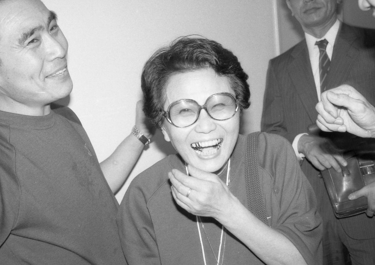 浜田剛史が世界ジュニアウエルター級タイトルマッチを初挑戦で制し控室で笑顔を見せる長野ハルさん（1986年7月24日撮影）