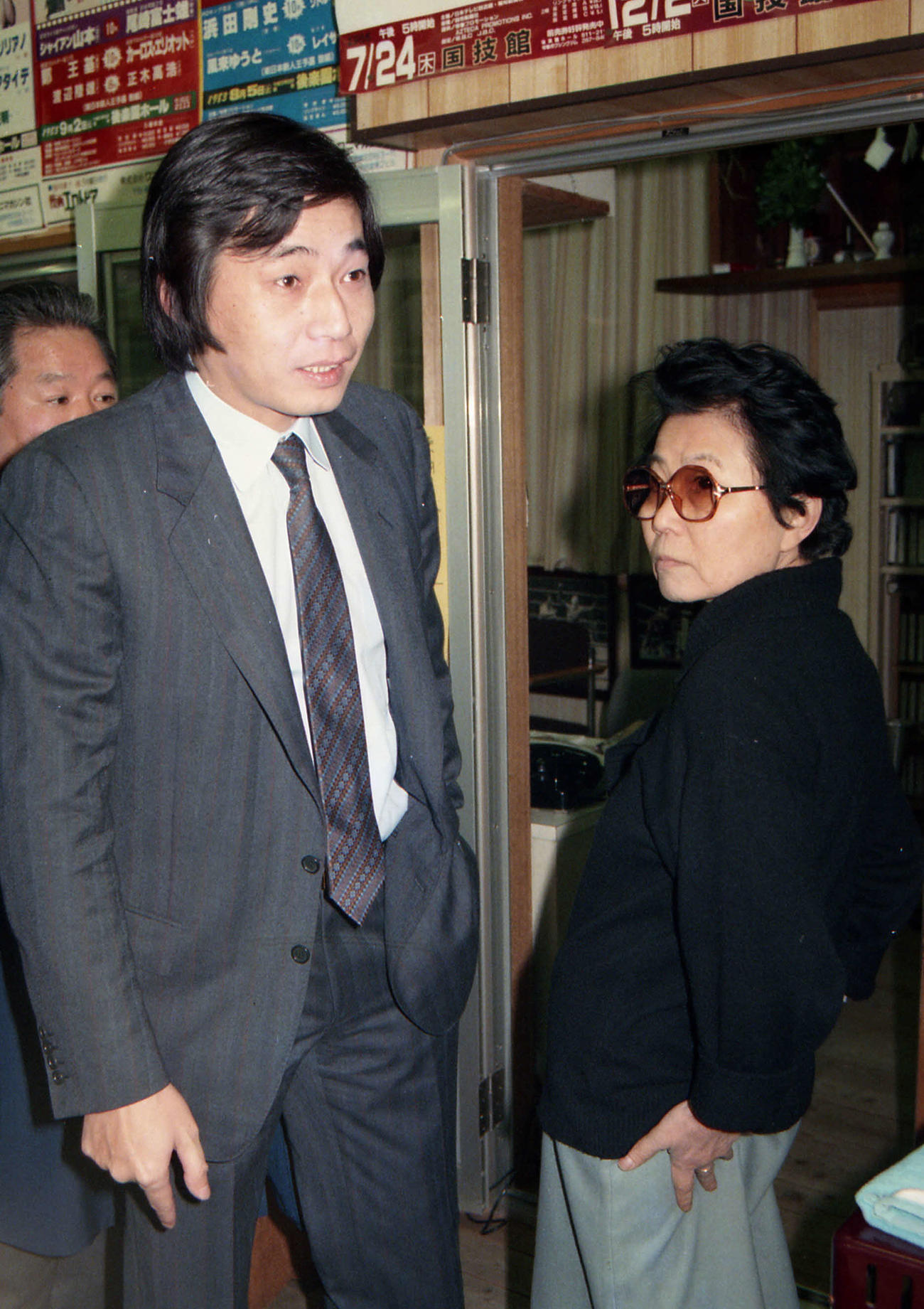 マイク・タイソンの公開スパーリングが行われた帝拳ジムで本田明彦会長（左）と談笑する長野ハルさん（88年1月撮影）