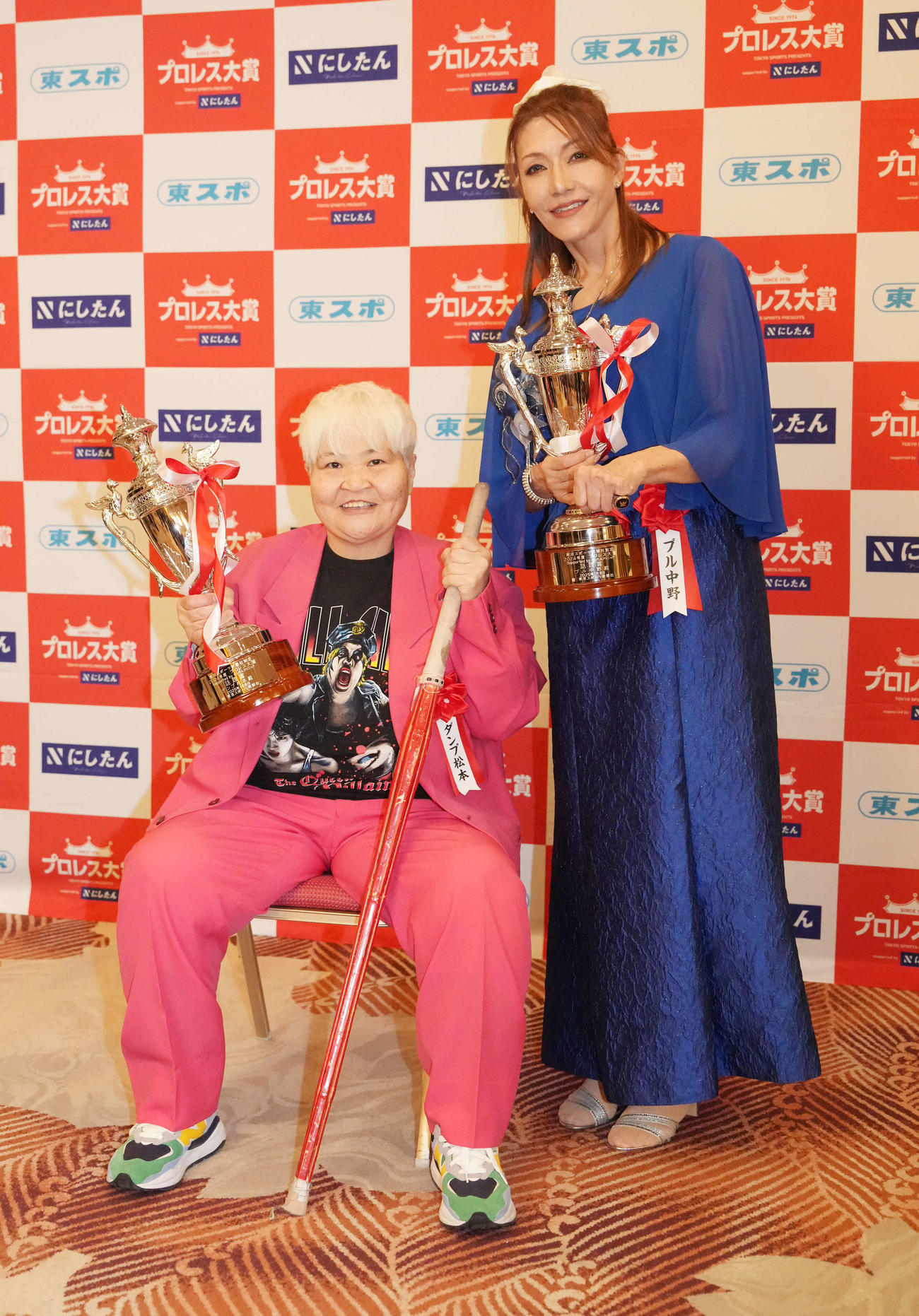 東京スポーツ新聞社制定2024プロレス大賞supported byにしたんクリニックで話題賞を受賞したダンプ松本（左）とブル中野（撮影・小沢裕）