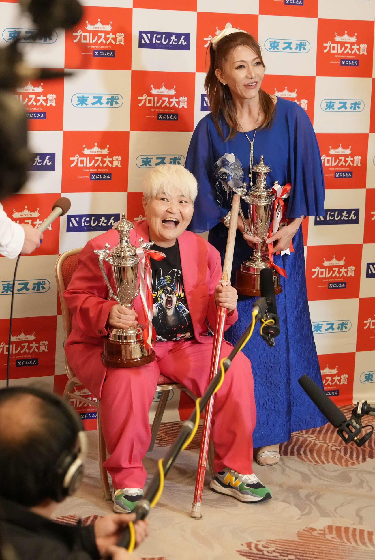 東京スポーツ新聞社制定2024プロレス大賞supported byにしたんクリニックで話題賞を受賞したダンプ松本（左）とブル中野（撮影・小沢裕）