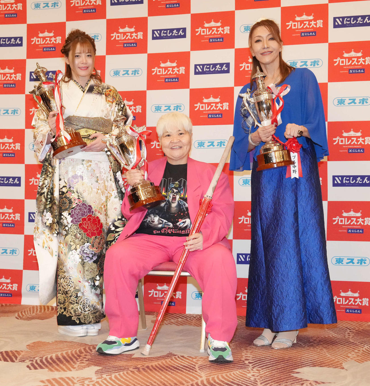 東京スポーツ新聞社制定2024プロレス大賞supported byにしたんクリニックで話題賞を受賞した、左から岩谷麻優、ダンプ松本、ブル中野（撮影・小沢裕）