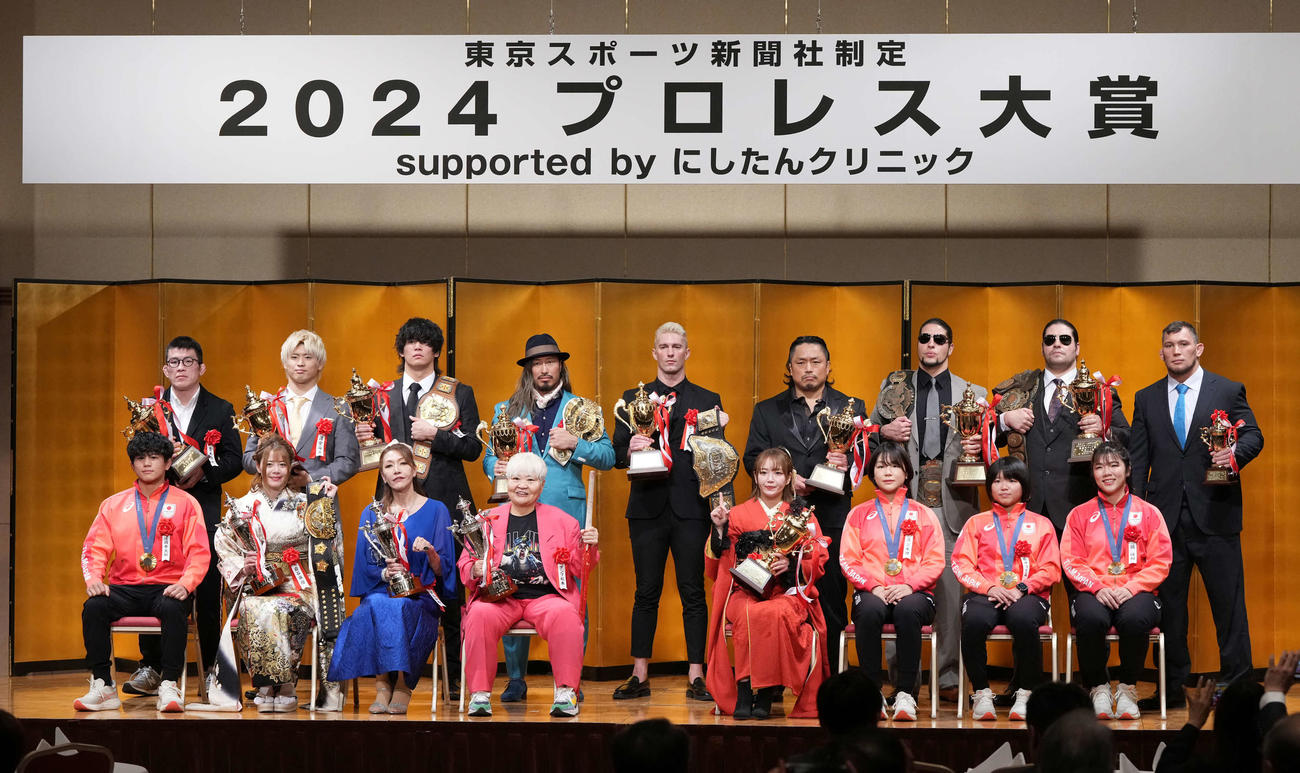 東京スポーツ新聞社制定2024プロレス大賞supported byにしたんクリニックで記念撮影に臨む受賞者たち。前列左からレスリング特別表彰受賞のパリ五輪金メダルの清岡幸大郎、話題賞の岩谷麻優、ブル中野、ダンプ松本、女子プロレス年間大賞のSareee、レスリング特別表彰受賞のパリ五輪金メダルの藤波朱理、桜井めぐみ、鏡優翔、後列左から技能賞の青木真也、敢闘賞の清宮海斗、殊勲賞の安齊勇馬、年間最高試合賞の辻陽太、最優秀選手賞のザック・セイバーJr．、年間最高試合賞の後藤洋央紀、最優秀ダッグ賞の斉藤ジュン、斉藤レイ、新人賞を受賞したボルチン・オレッグ（撮影・小沢裕）