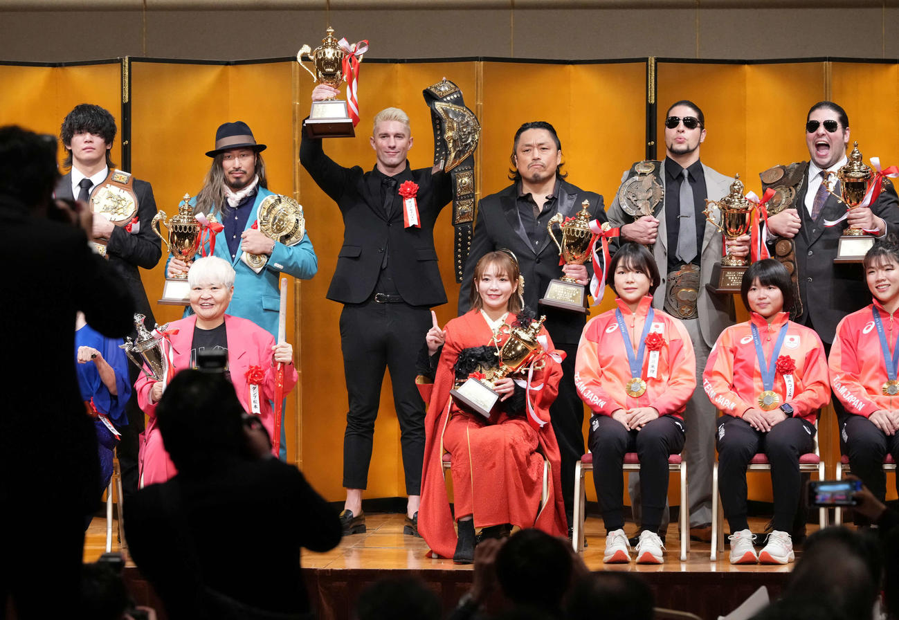 東京スポーツ新聞社制定2024プロレス大賞supported byにしたんクリニックで記念撮影に臨む受賞者たち。前列左から話題賞のダンプ松本、女子プロレス年間大賞のSareee、レスリング特別表彰を受賞したパリ五輪金メダルの藤波朱理、桜井めぐみ、鏡優翔、後列左から殊勲賞の安齊勇馬、年間最高試合賞の辻陽太、最優秀選手賞のザック・セイバーJr．、年間最高試合賞の後藤洋央紀、最優秀ダッグ賞の斉藤ジュン、斉藤レイ（撮影・小沢裕）