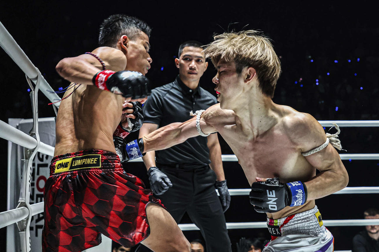 谷津晴之（右）が右ボディストレートでタイランレックをKOした（C）ONE Championship