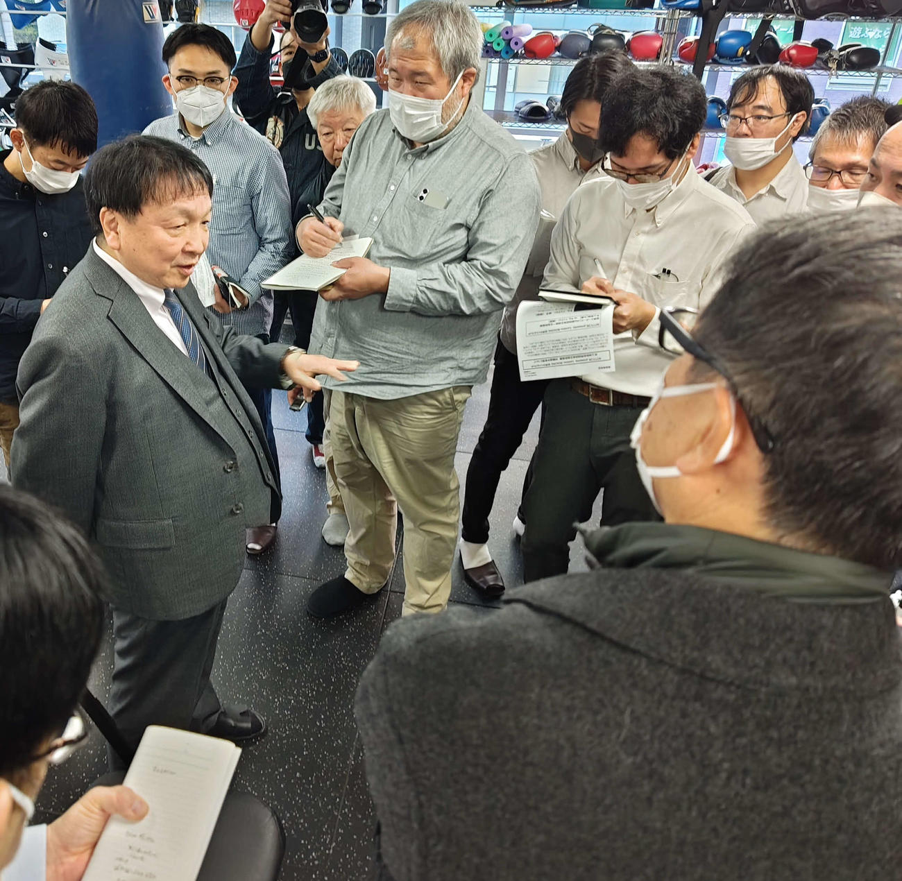 井上尚弥の挑戦者変更に関する会見をおこなった後、報道陣に囲まれれう大橋ジムの大橋秀行会長（左端）
