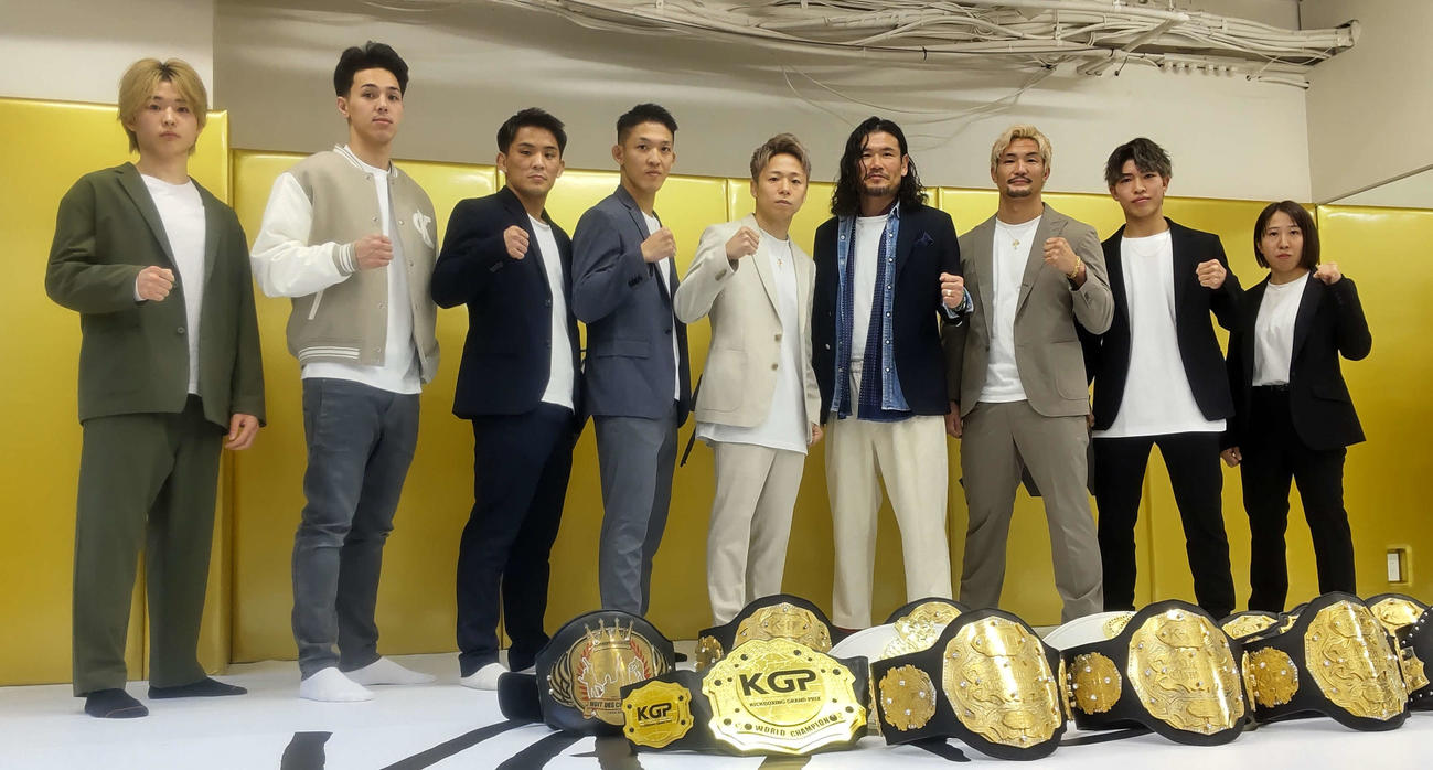 会見に出席したteam VASILEUSの（左から）有井渚海、宇佐美秀メイソン、与座優貴、野杁正明、武尊、渡辺雅和トレーナー、松倉信太郎、寺田匠、島田知佳
