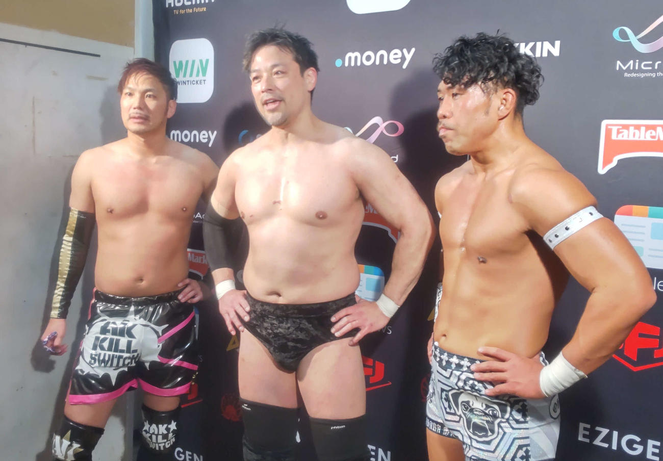 手術のためしばらく欠場する潮崎豪（中央）とチームノアの小峠篤司（左）、大原はじめ