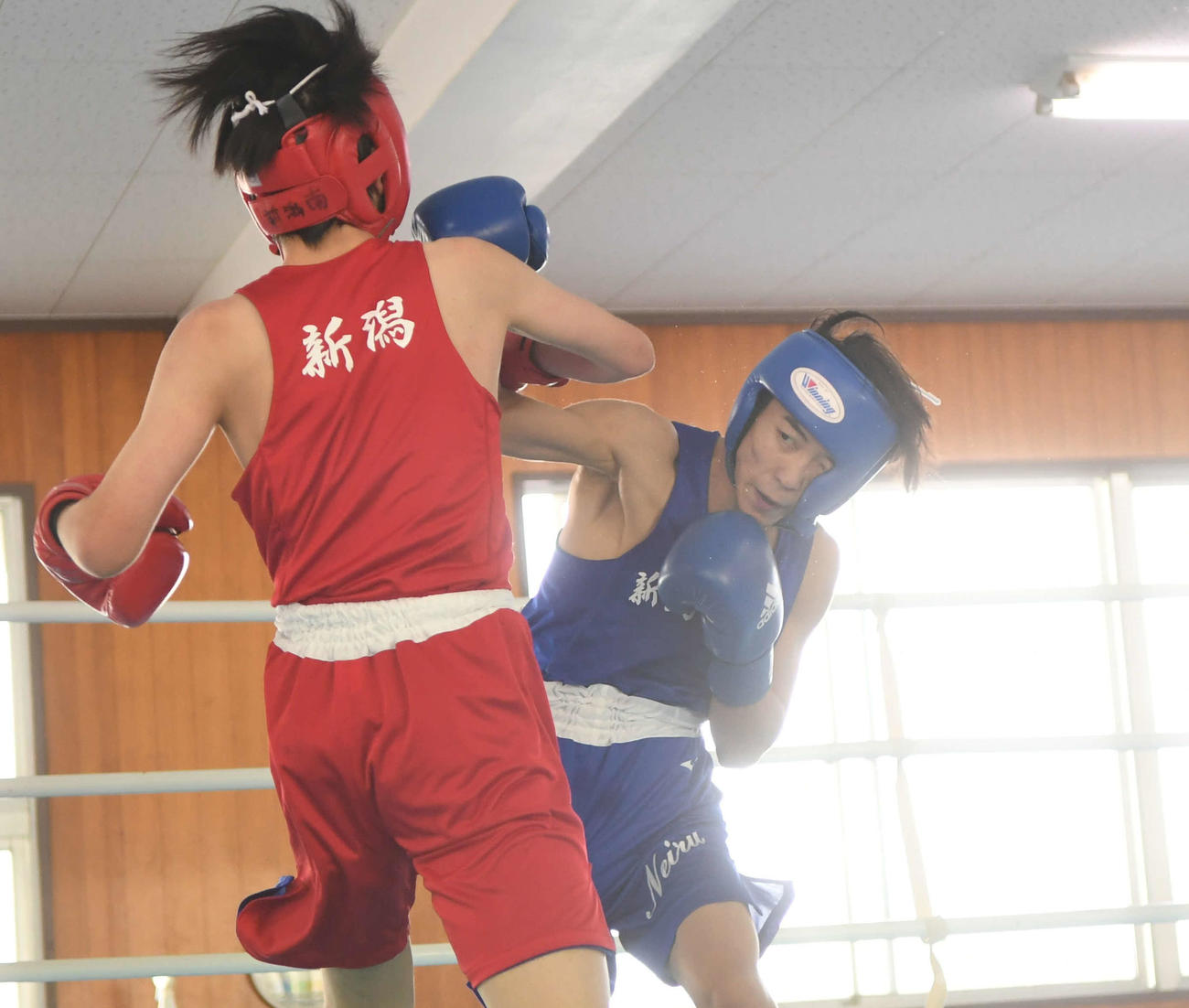 得意の右を伸ばす新潟向陽・伊原（右）