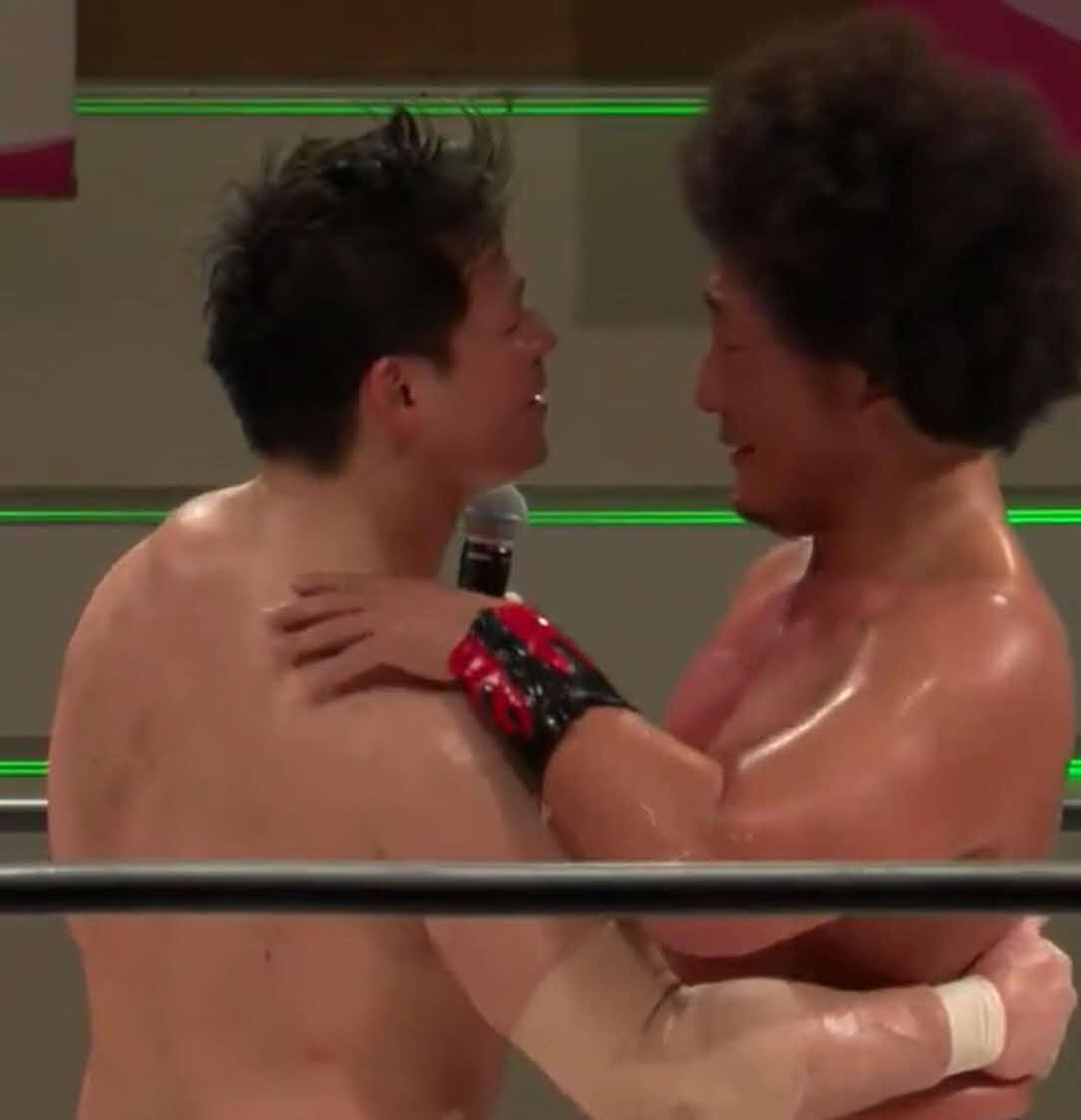 試合後リング上で抱き合った潮崎（左）とヨネ（プロレスリング・ノア公式Xから）