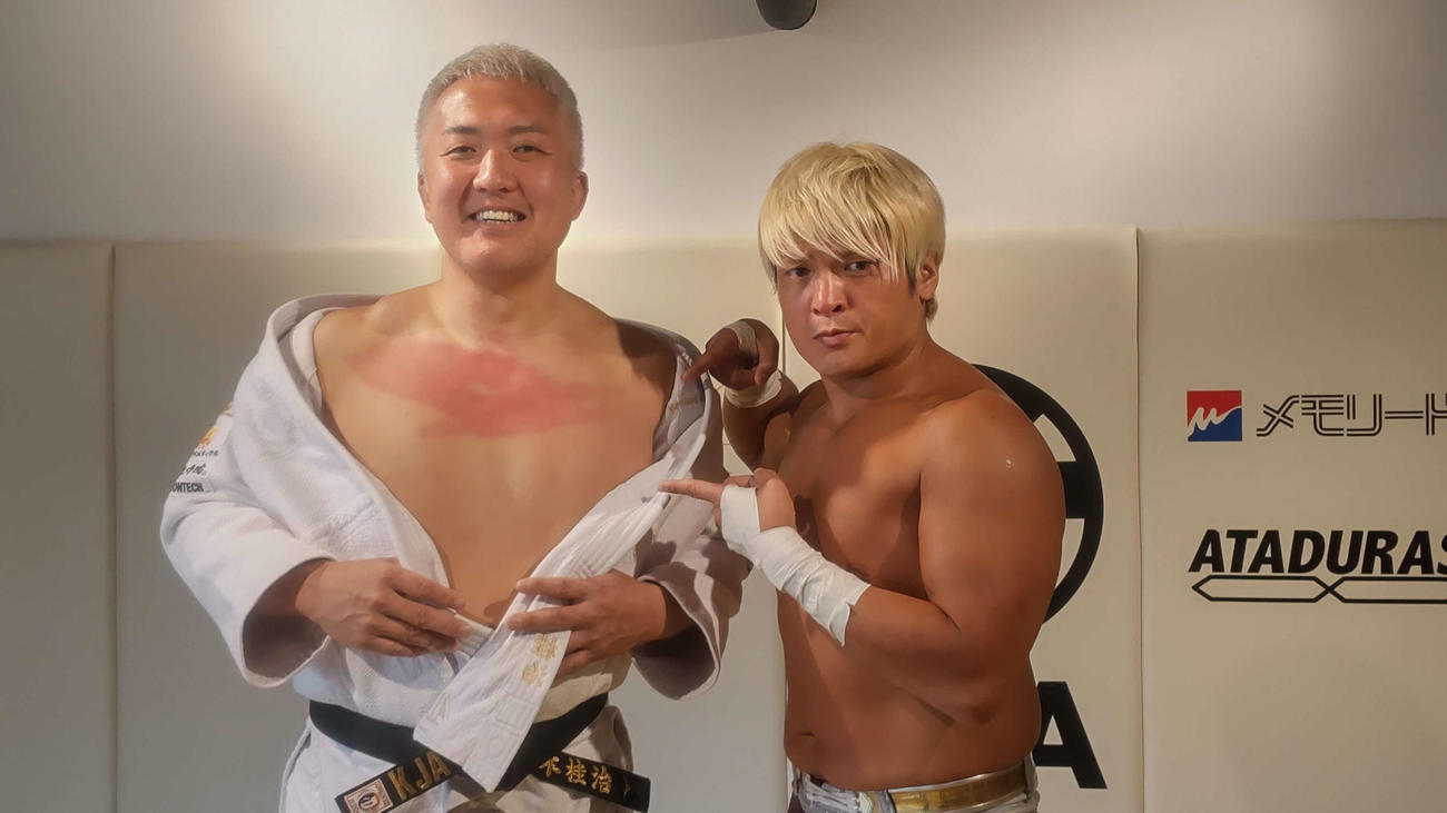 拳王と鈴木桂治氏がYouTube撮影を行った。鈴木氏の胸には真っ赤な手の跡がついていた